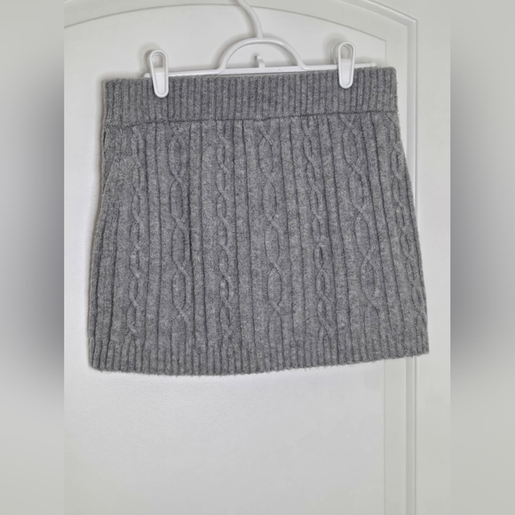 37. Alo Yoga | Cable Knit Winter Bliss Mini Skirt – Heather Grey – Size Small - Picture 6 of 12
